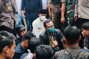 BUPATI MAS TAMAM RELA HUJAN-HUJANAN DEMI TEMUI PENDEMO