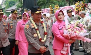 Farewell Parade dan Serah Terima Pataka “Tan Hana Dharma Mangrwa” Jatim Kepada Kapolda Jatim yang Baru