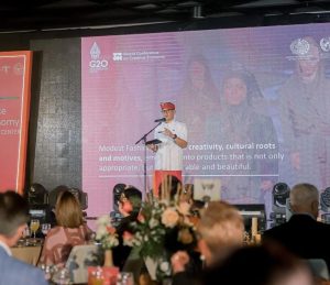 HADIR KE BALI, SANDIAGA UNO PROMOSIKAN BATIK PAMEKASAN DI HADAPAN PERWAKILAN NEGARA