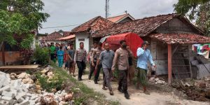 Personil Sat. Samapta Polres Sampang Bantu Pencarian Korban Tenggelam Di Sungai Desa Jeruk Porot Torjun
