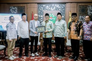 SARUNG TENUN PRODUKSI PAMEKASAN DAPAT PUJIAN KH. CHOLIL NAFIS