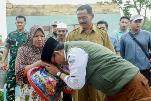 TERJANG GERIMIS, BUPATI MAS TAMAM LEWATI JALAN BECEK DAN BERLUMPUR UNTUK BANTU KORBAN BENCANA