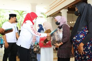 Gubernur Khofifah Bagikan Bantuan untuk 77 Ibu Hamil di Kab Sidoarjo