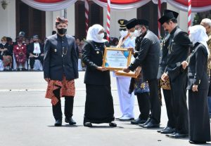 Proses Sertifikasi Tanah Ribuan Pelaku UMKM, Bupati Sumenep Raih Penghargaan Gubernur Jatim