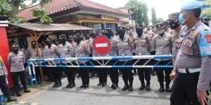 Amankan Demo Secara Humanis, Polres Bangkalan Kerahkan Polwan Sebagai Tim Negosiator