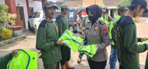 Persiapan Pengamanan Pilkades Serentak, Polwan Polres Situbondo Latih Linmas