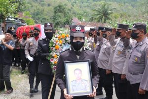 Kapolres Trenggalek dan Tulungagung Pimpin Upacara Pemakaman Anggota yang Gugur saat Pengamanan di Stadion Kanjuruhan