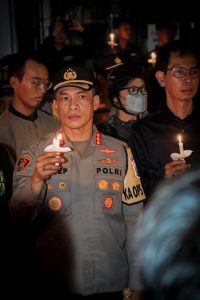 Ribuan Bonek dan Personil Polri Polrestabes Surabaya Gelar Doa Besama Untuk Korban Tragedi Kanjuruhan