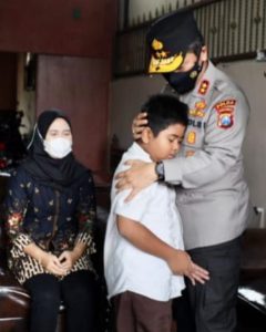 Kapolda Jatim Takziah Ke Rumah Dua Anggota Polri yang Meninggal Saat Pengamanan di Stadion Kanjuruhan