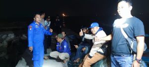 Ditpolairud Polda Jatim Berhasil Selamatkan Kapal Pemancing yang Terombang – ambing di Perairan Gresik