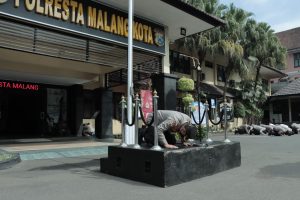 Pimpin Sujud Masal,Kapolresta Malang Kota Berdoa Untuk Korban Tragedi Kanjuruhan