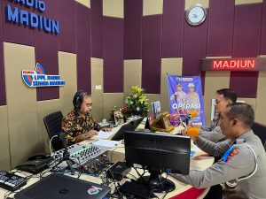 Edukasi Disiplin Lalu Lintas Pada Ops Zebra Semeru 2022 Polres Madiun Kota Gandeng Radio