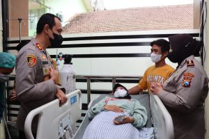 Hari Pertama Bertugas, Kapolres Malang Kunjungi Korban Tragedi Kanjuruhan Beri Santunan dan Bantuan Pengobatan