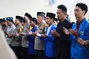 Polresta Mojokerto Bersama Mahasiswa Menggelar Sholat Gaib dan Do’a Bersama Untuk Korban Kejuruhan