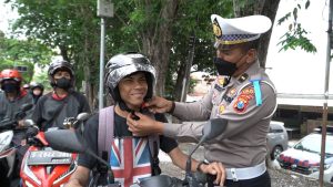 Tekan Laka Lantas, Satlantas Polres Gresik Bagikan Helm SNI