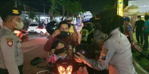 Tempat Keramaian Menjadi Sasaran Personil Polres Pamekasan Berikan Himbauan Prokes