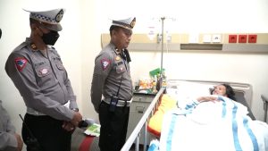 Ops Zebra Semeru 2022, Polisi di Gresik Beri Bantuan Untuk Korban Kecelakaan