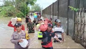 Respon Cepat Polisi di Banyuwangi Selamatkan Lansia Terjebak Banjir