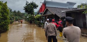 Gotong Royong, Polres Malang Bersama TNI dan Warga Bersihkan Lokasi Banjir Bandang di Sumber Manjing Wetan