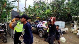 Peduli Warga Terdampak Bencana Polres Batu Distribusikan Bansos Ke Sumber Manjing Wetan
