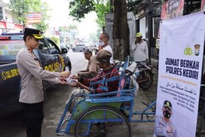 Jum’at Berkah, Polres Kediri Bagikan Ratusan Nasi Bungkus Gratis