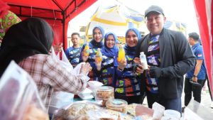 Bupati Sampang Borong Dagangan UMKM Usai Senam Bersama Masyarakat