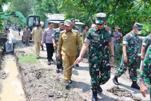 Berkunjung ke Lokasi TMMD, Kapolres Gresik Support Tim Satgas TMMD di Mengare