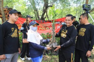 Peringati Hari Jadi Humas Polri, Polrestabes Surabaya Tanam Bibit Pohon Mangrove