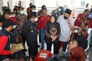 Polres Tulungagung Dampingi Mensos RI Berikan Santunan Keluarga Korban Tanah Longsor