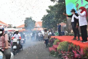HUT Jatim Ke-77, Gubernur Khofifah Lepas Rombongan East Java VW dan Vespa Festival 2022