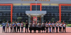 HUT Humas Polri ke-71, Kapolres Gresik Bagikan Paket Sembako Kepada Petugas Kebersihan