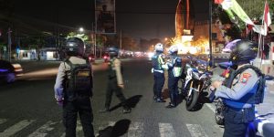 Antisipasi Tindak Kriminal dan Cegah Balap Liar Puluhan Personel Polres Gresik Patroli Skala Besar