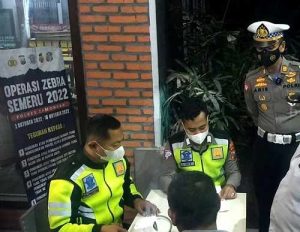 Sat Lantas Polres Lamongan Menggelar Ngopi Kamseltibcar Bersama Pengemudi