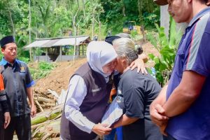 Gubernur Khofifah Tinjau Dampak Longsor Desa Sumurup Trenggalek
