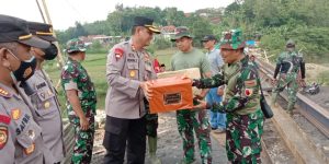 Tingkatkan Sinergitas, Kapolres Pamekasan dan Dandim 0826 Pamekasan Bagikan Paket Sembako Kepada Satgas TMMD