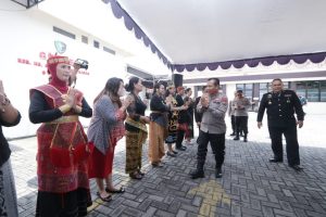 Sambut HUT RS Bhayangkara, Petugas Pelayanan Gunakan Baju Adat
