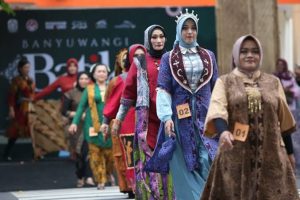 “Bangga Buatan Indonesia” Kampanye Batik di Gelaram Fashion on Pedestrian Blambangan