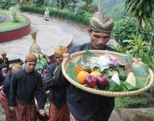 Mengenal Sesajen atau Uborampe di Indonesia