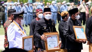 DI HARI JADI PROVINSI JATIM KE – 77, PEMKOT SURABAYA SABET PERINGKAT PERTAMA ASN ACHIEVEMENT AWARD TAHUN 2022