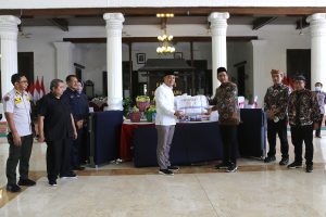 WALI KOTA ERI CAHYADI BERIKAN BANTUAN BENCANA ALAM SIDOARJO SEBESAR 250 JUTA