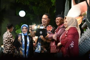 LIMA KEPALA DAERAH FASHION SHOW BATIK DI KARNAVAL NANG TUNJUNGAN SURABAYA