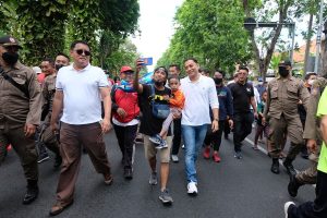 PERINGATI WORLD WALKING DAY, CAK ERI CAHYADI AJAK WARGA SURABAYA JALAN BERSAMA DUA PEKAN SEKALI