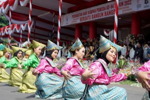 KENAKAN PAKAIAN ADAT TRADISIONAL, 400 WARGA SURABAYA IKUTI UPACARA DI BALAI KOTA