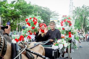BUPATI MAS TAMAM NAIK DELMAN SAAT PAWAI OPD HARI JADI PAMEKASAN KE 492