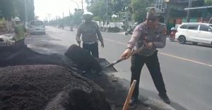Minimalisir Laka Lantas, AKP Nasution Turun Tangan Bersihkan Pasir Proyek Di Jalan Jaksa Agung Surapto Sampang