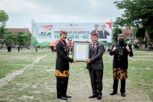 MAS TAMAM TERIMA DUA PENGHARGAAN SAAT HARI JADI PAMEKASAN KE 492