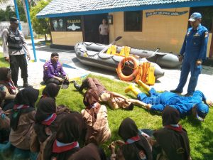 Antisipasi Bencana Banjir dan Laka Laut, Polres Sampang Latih Dasar Water Rescue pada Anggota Pramuka