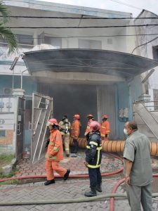 Gudang Perlengkapan Rumah Tangga Di Jalan Raya Gading Pantai Dilalap Api