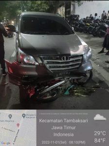 Pecah Ban, Mobil Innova Tabrak Pengendara Motor di Kedung Cowek