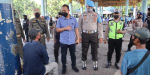 Polres Gresik Bagikan Masker di Terminal Bunder Antisipasi Covid-19 Varian Baru